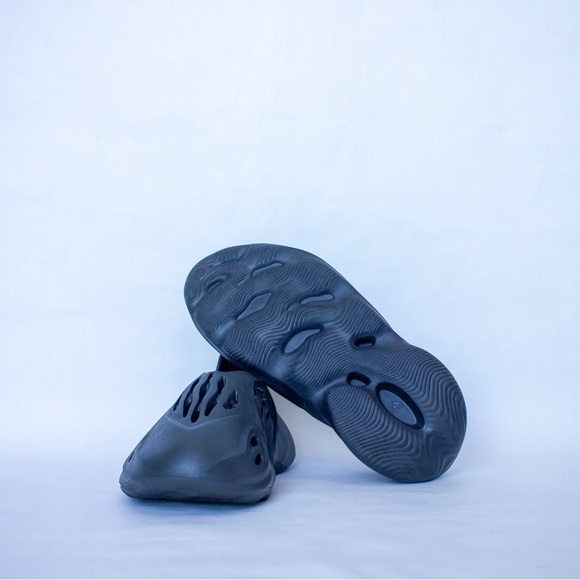Size 8- adidas‎ Yeezy Foam RNNR Carbon main image 6